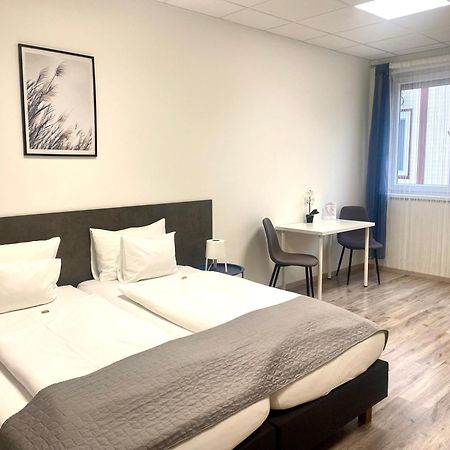 Vecsesi Rendezvenykoezpont Es Panzio Bed & Breakfast Екстериор снимка