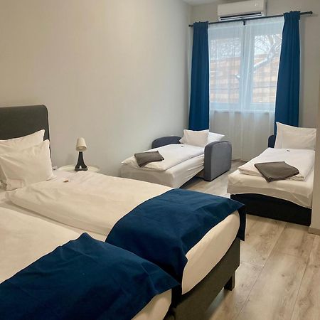 Vecsesi Rendezvenykoezpont Es Panzio Bed & Breakfast Екстериор снимка