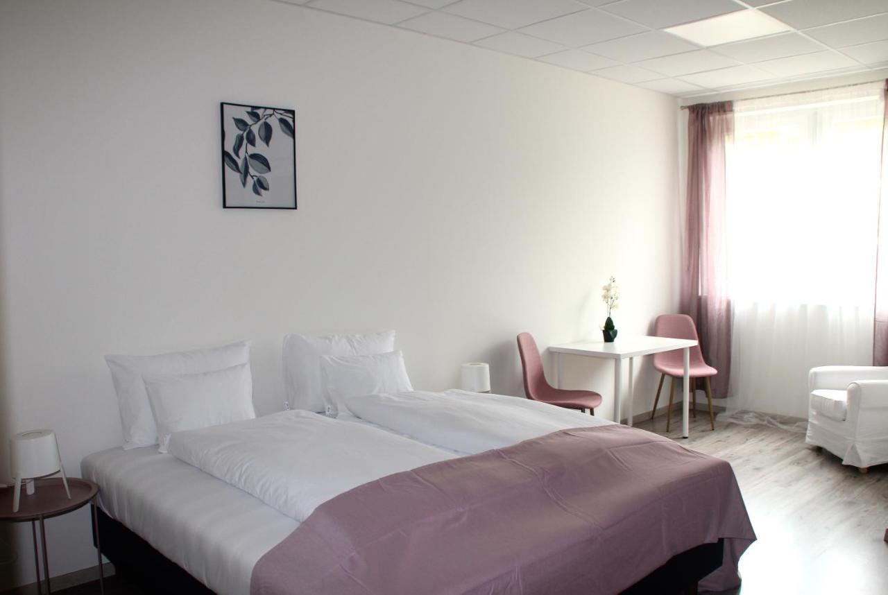 Vecsesi Rendezvenykoezpont Es Panzio Bed & Breakfast Екстериор снимка