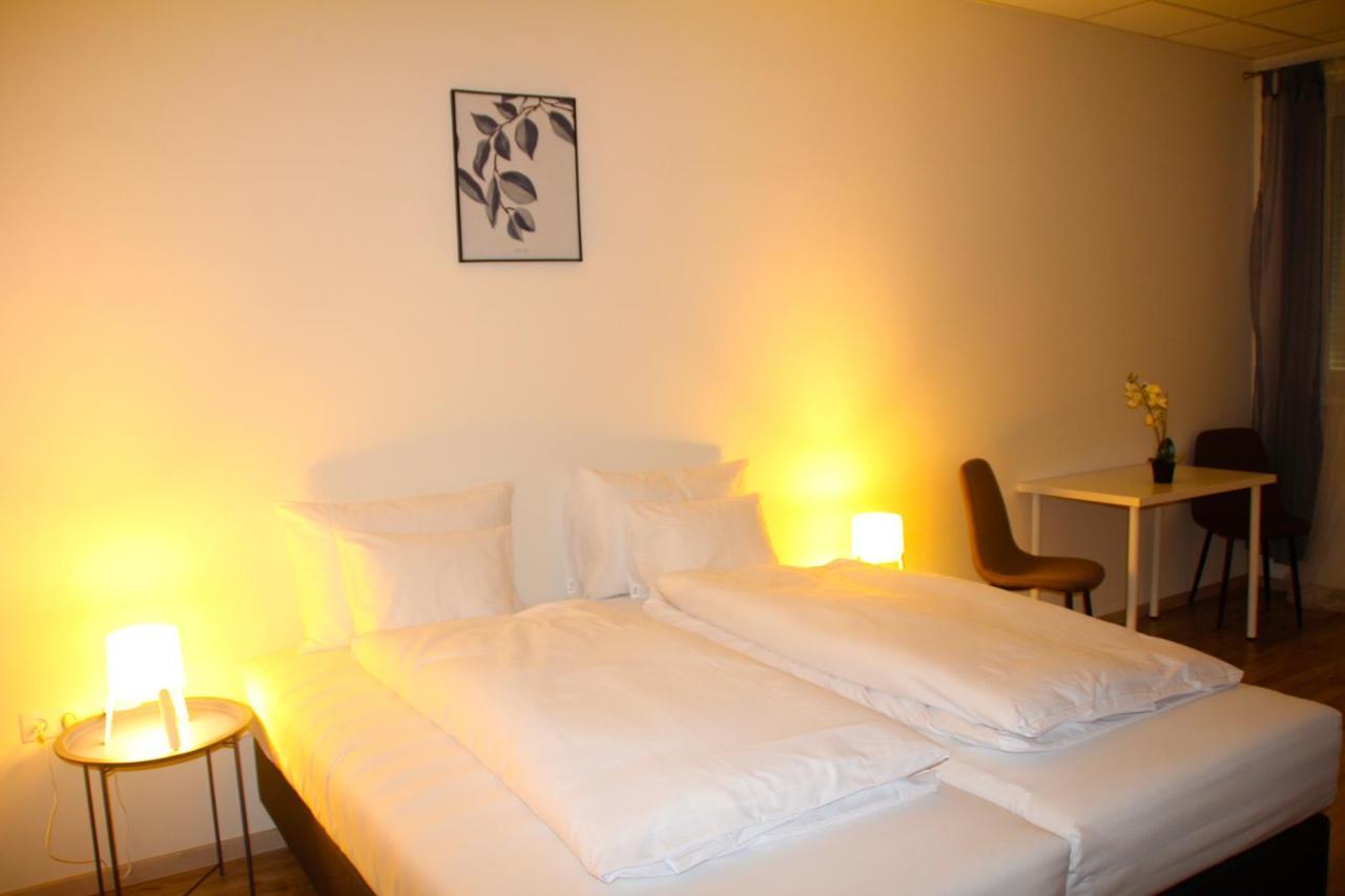 Vecsesi Rendezvenykoezpont Es Panzio Bed & Breakfast Екстериор снимка