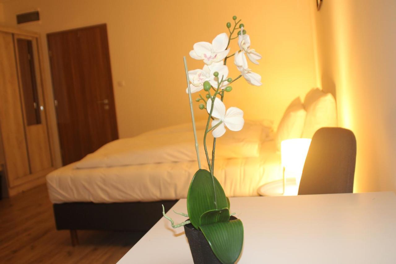 Vecsesi Rendezvenykoezpont Es Panzio Bed & Breakfast Екстериор снимка