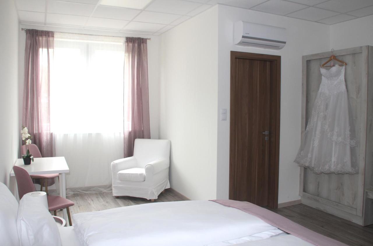 Vecsesi Rendezvenykoezpont Es Panzio Bed & Breakfast Екстериор снимка
