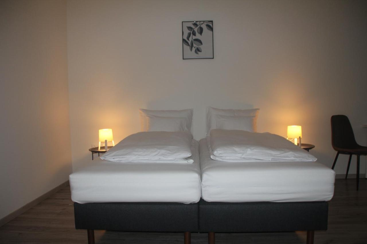 Vecsesi Rendezvenykoezpont Es Panzio Bed & Breakfast Екстериор снимка
