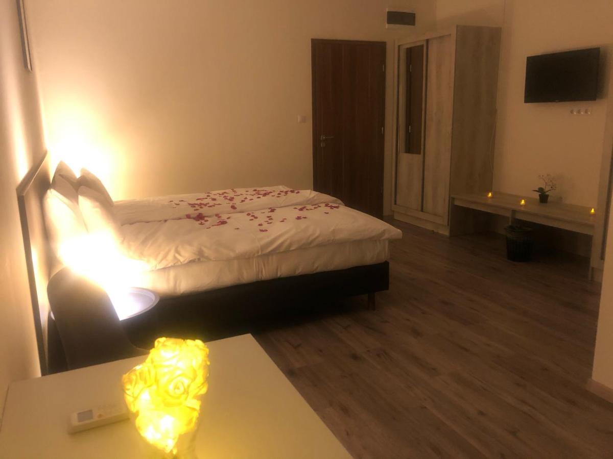 Vecsesi Rendezvenykoezpont Es Panzio Bed & Breakfast Екстериор снимка