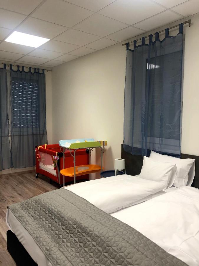 Vecsesi Rendezvenykoezpont Es Panzio Bed & Breakfast Екстериор снимка