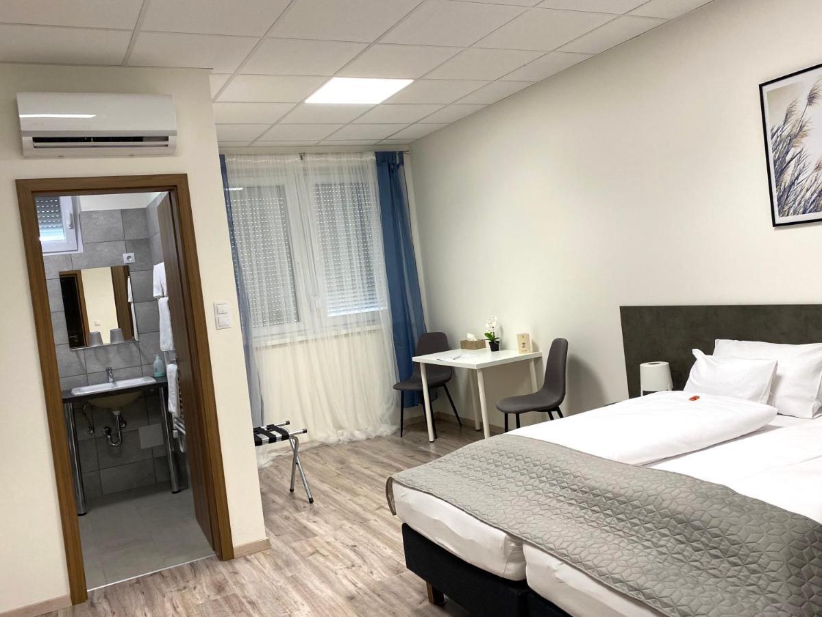 Vecsesi Rendezvenykoezpont Es Panzio Bed & Breakfast Екстериор снимка