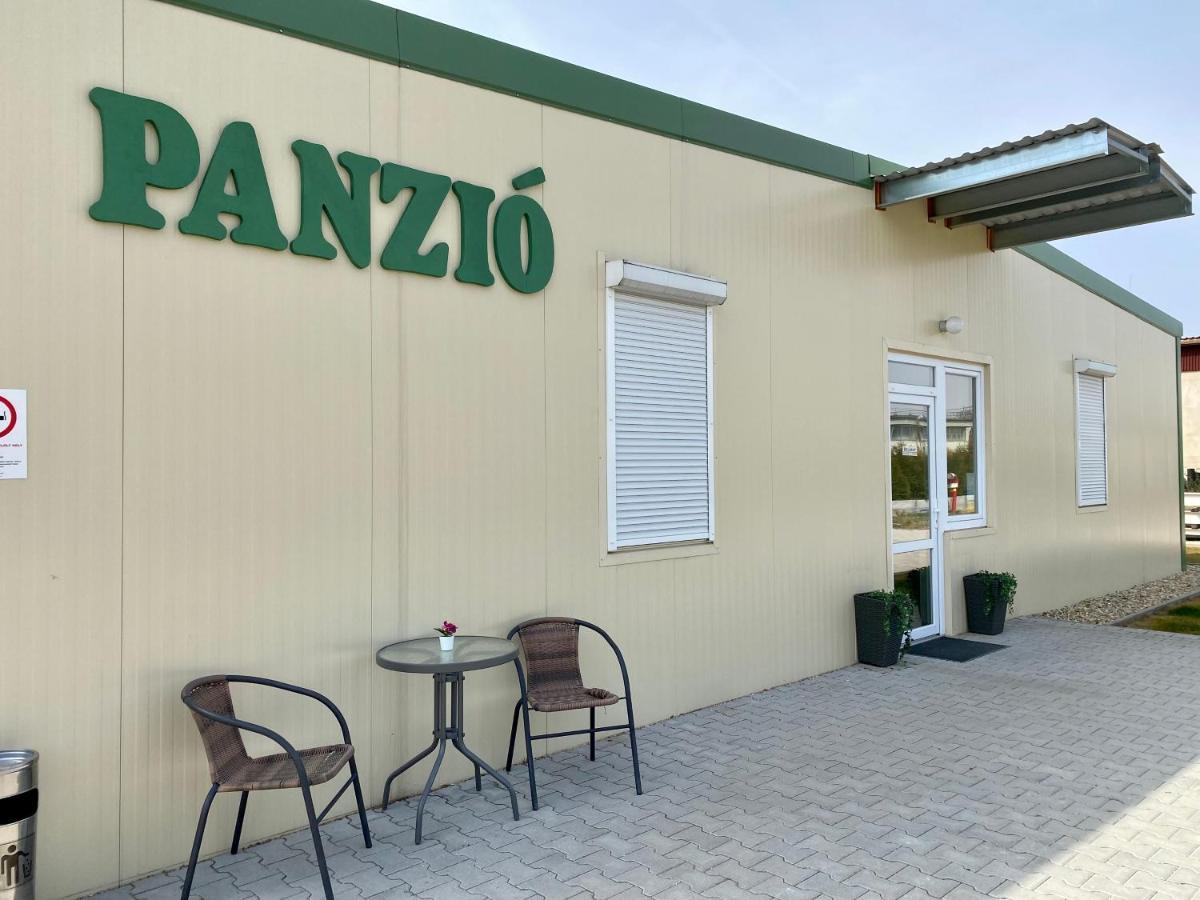 Vecsesi Rendezvenykoezpont Es Panzio Bed & Breakfast Екстериор снимка