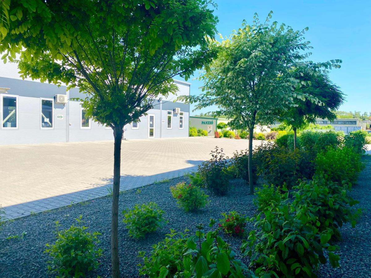 Vecsesi Rendezvenykoezpont Es Panzio Bed & Breakfast Екстериор снимка