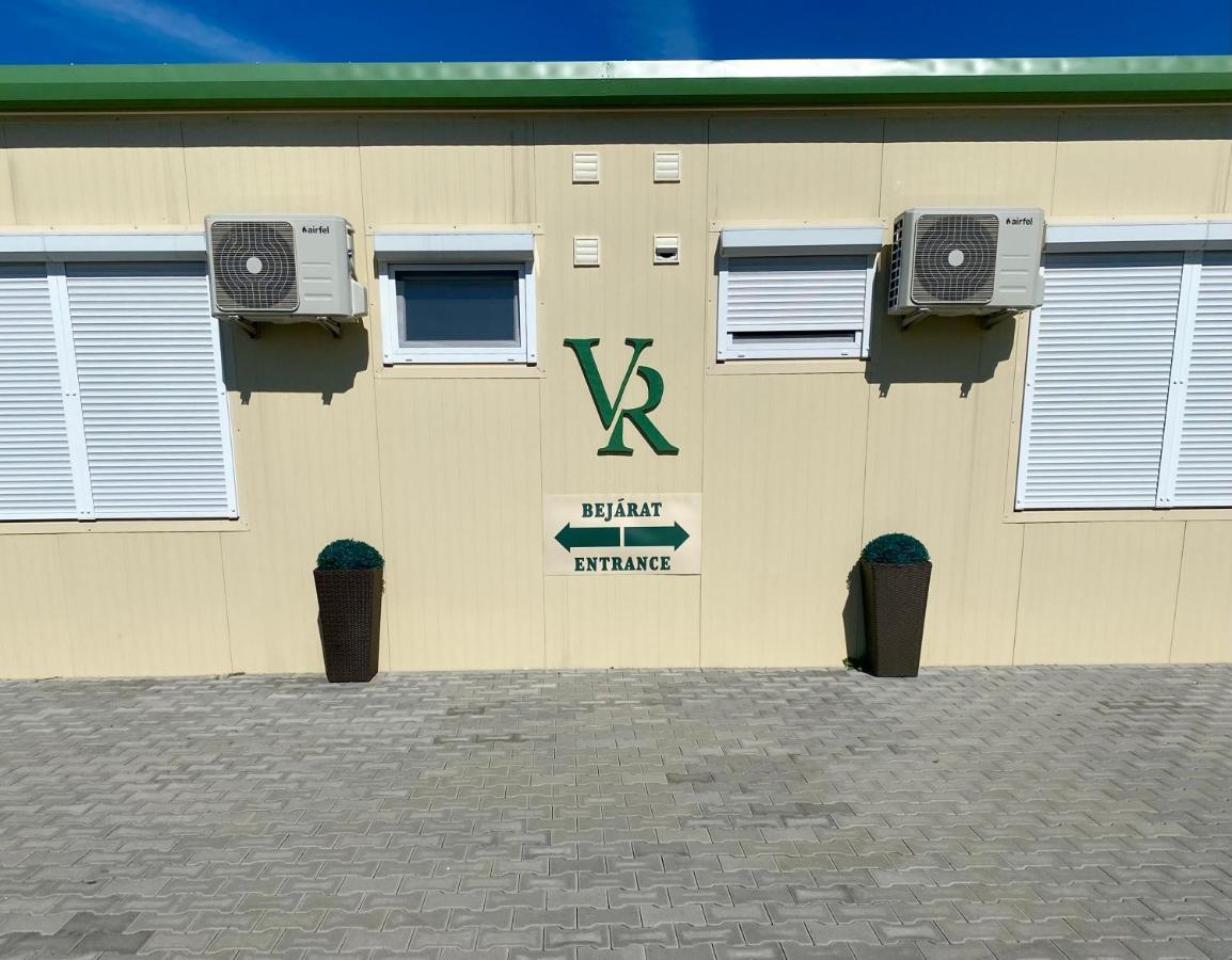 Vecsesi Rendezvenykoezpont Es Panzio Bed & Breakfast Екстериор снимка