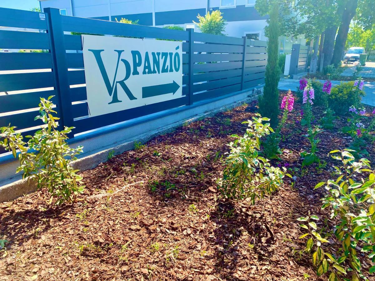 Vecsesi Rendezvenykoezpont Es Panzio Bed & Breakfast Екстериор снимка