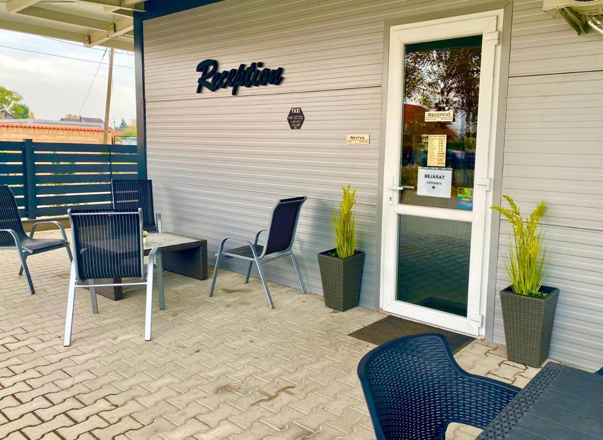 Vecsesi Rendezvenykoezpont Es Panzio Bed & Breakfast Екстериор снимка