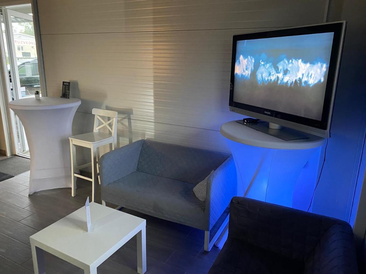 Vecsesi Rendezvenykoezpont Es Panzio Bed & Breakfast Екстериор снимка