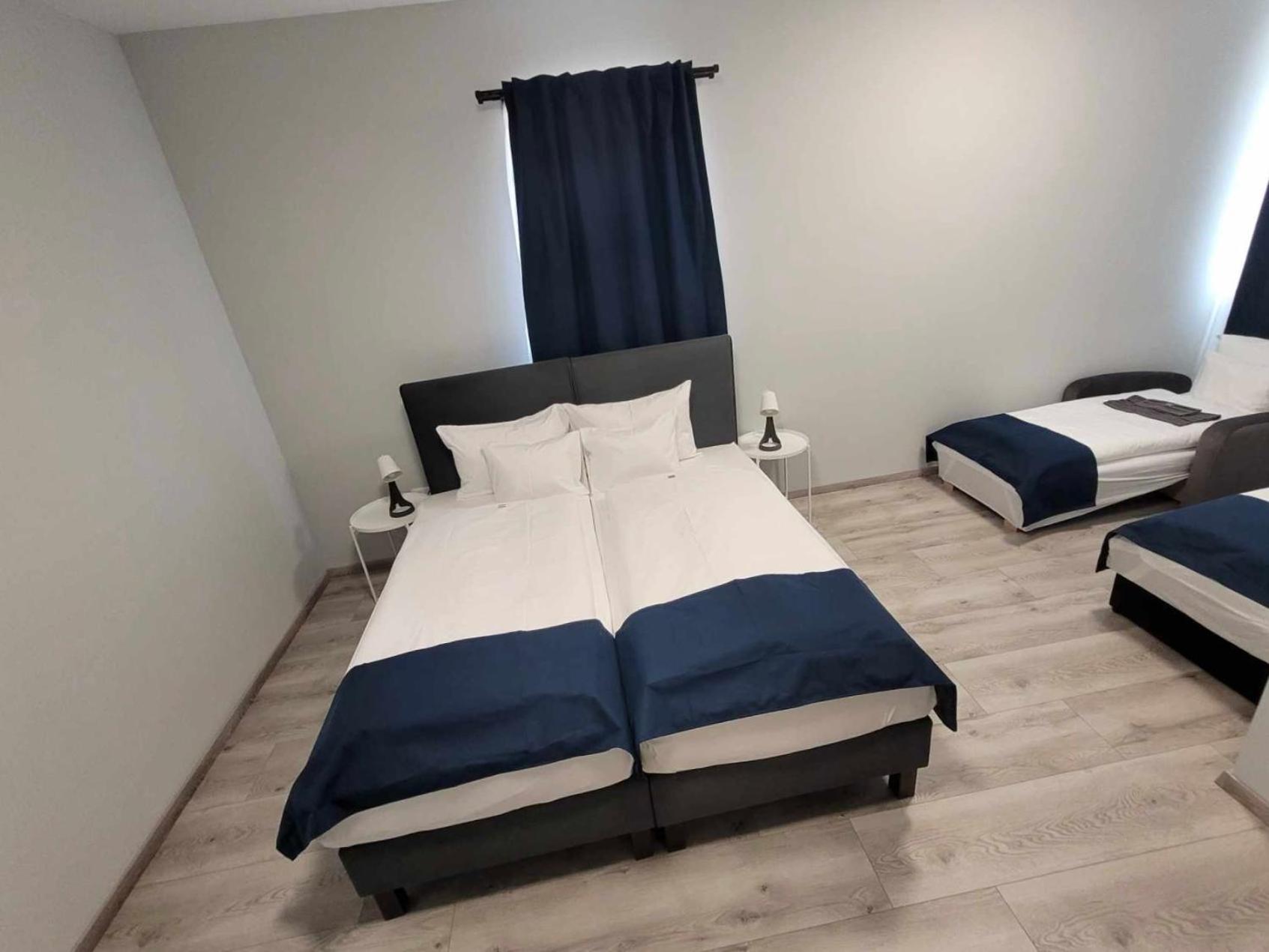 Vecsesi Rendezvenykoezpont Es Panzio Bed & Breakfast Екстериор снимка