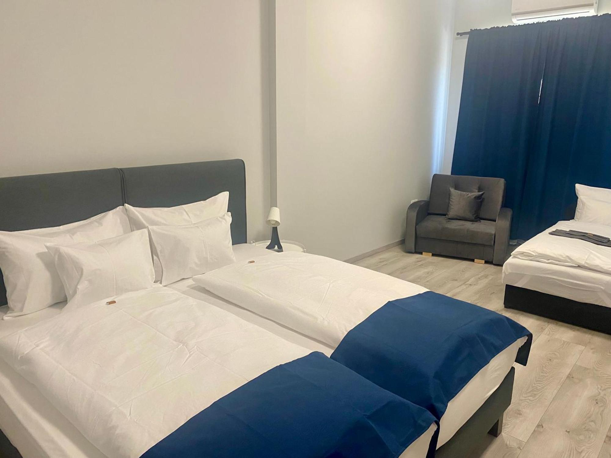 Vecsesi Rendezvenykoezpont Es Panzio Bed & Breakfast Екстериор снимка