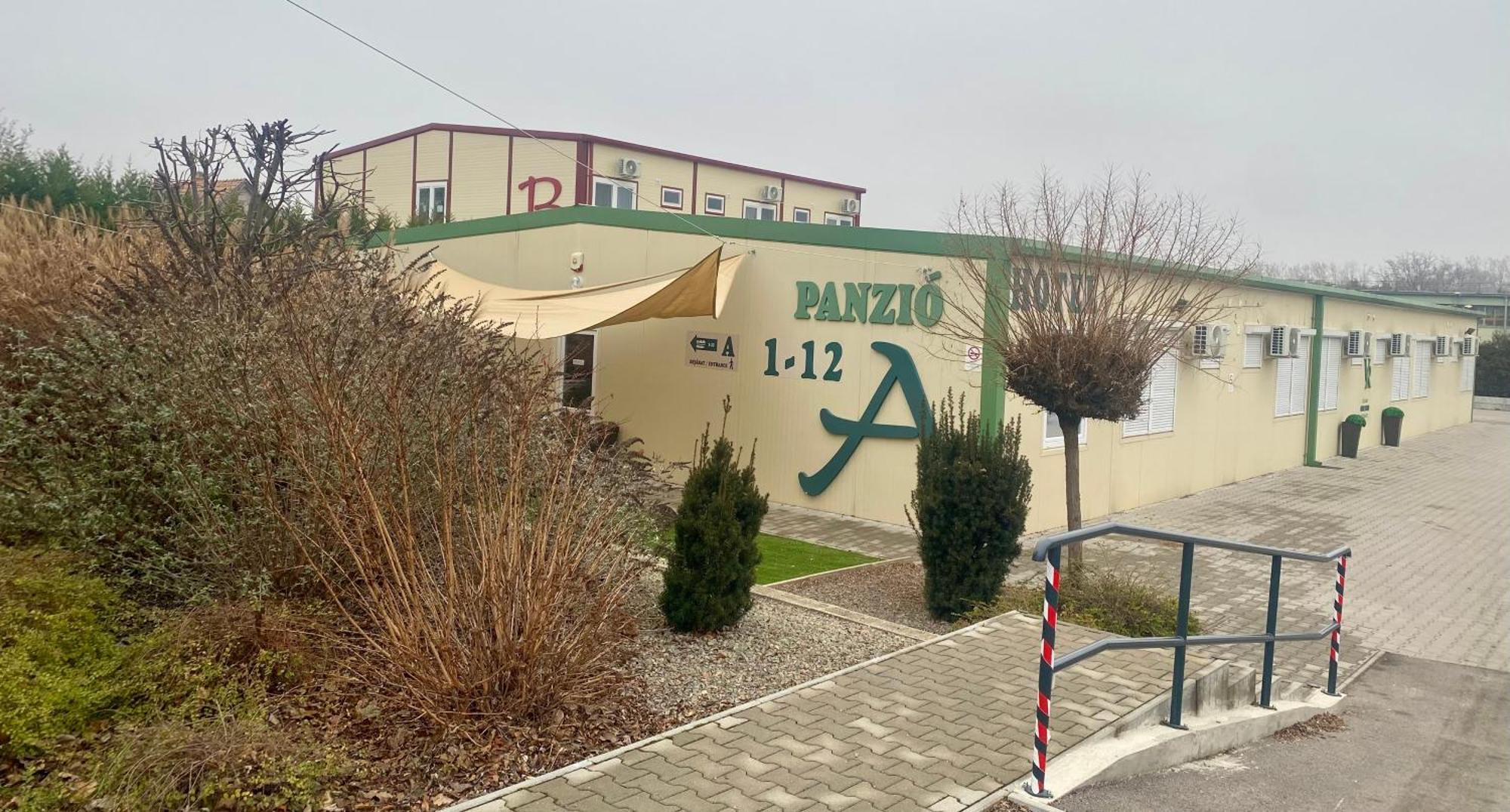 Vecsesi Rendezvenykoezpont Es Panzio Bed & Breakfast Екстериор снимка