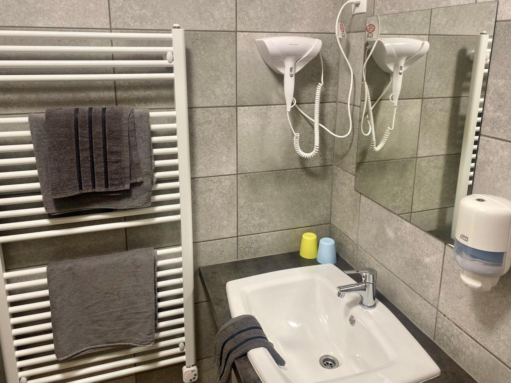 Vecsesi Rendezvenykoezpont Es Panzio Bed & Breakfast Екстериор снимка