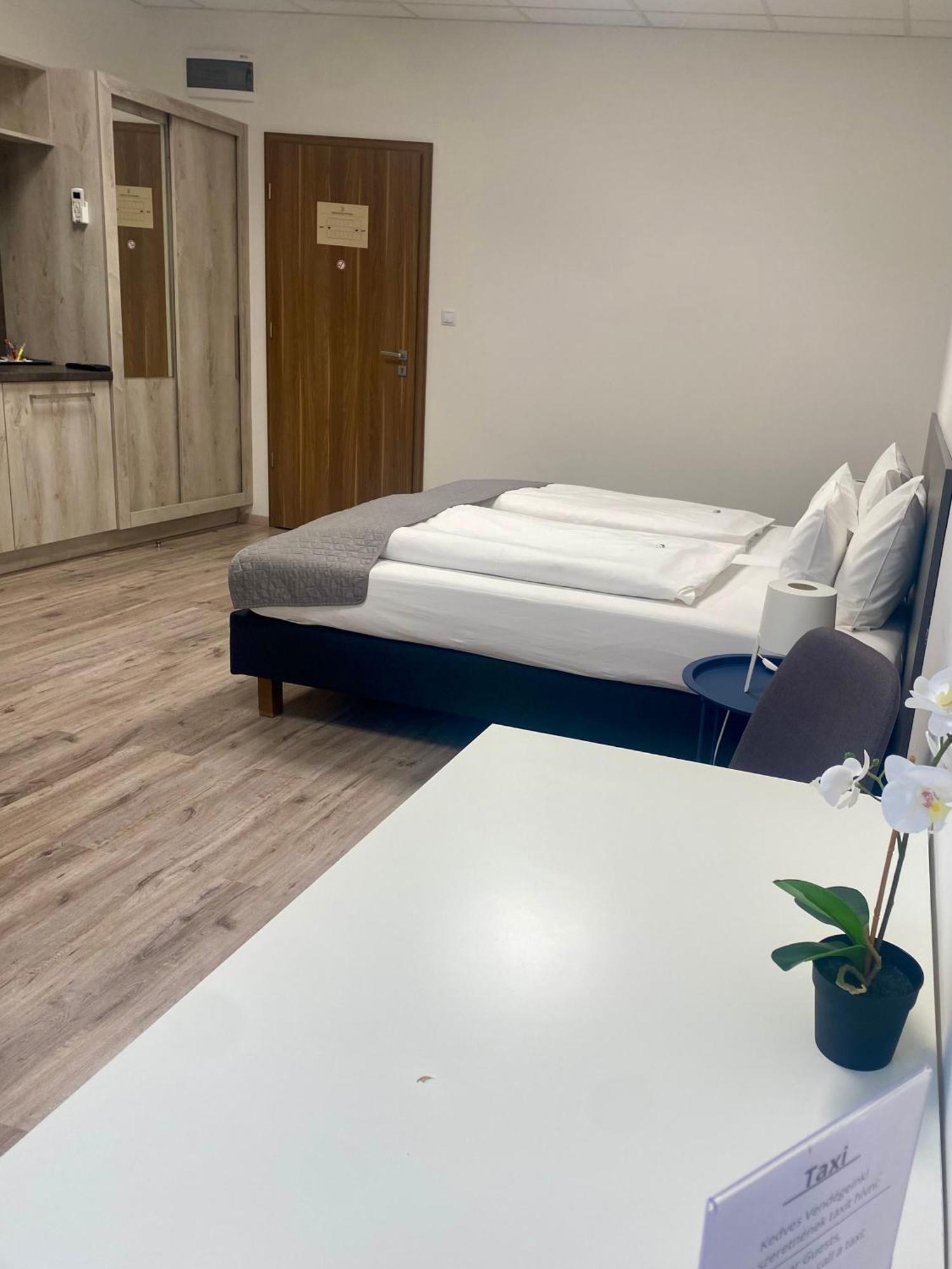 Vecsesi Rendezvenykoezpont Es Panzio Bed & Breakfast Екстериор снимка
