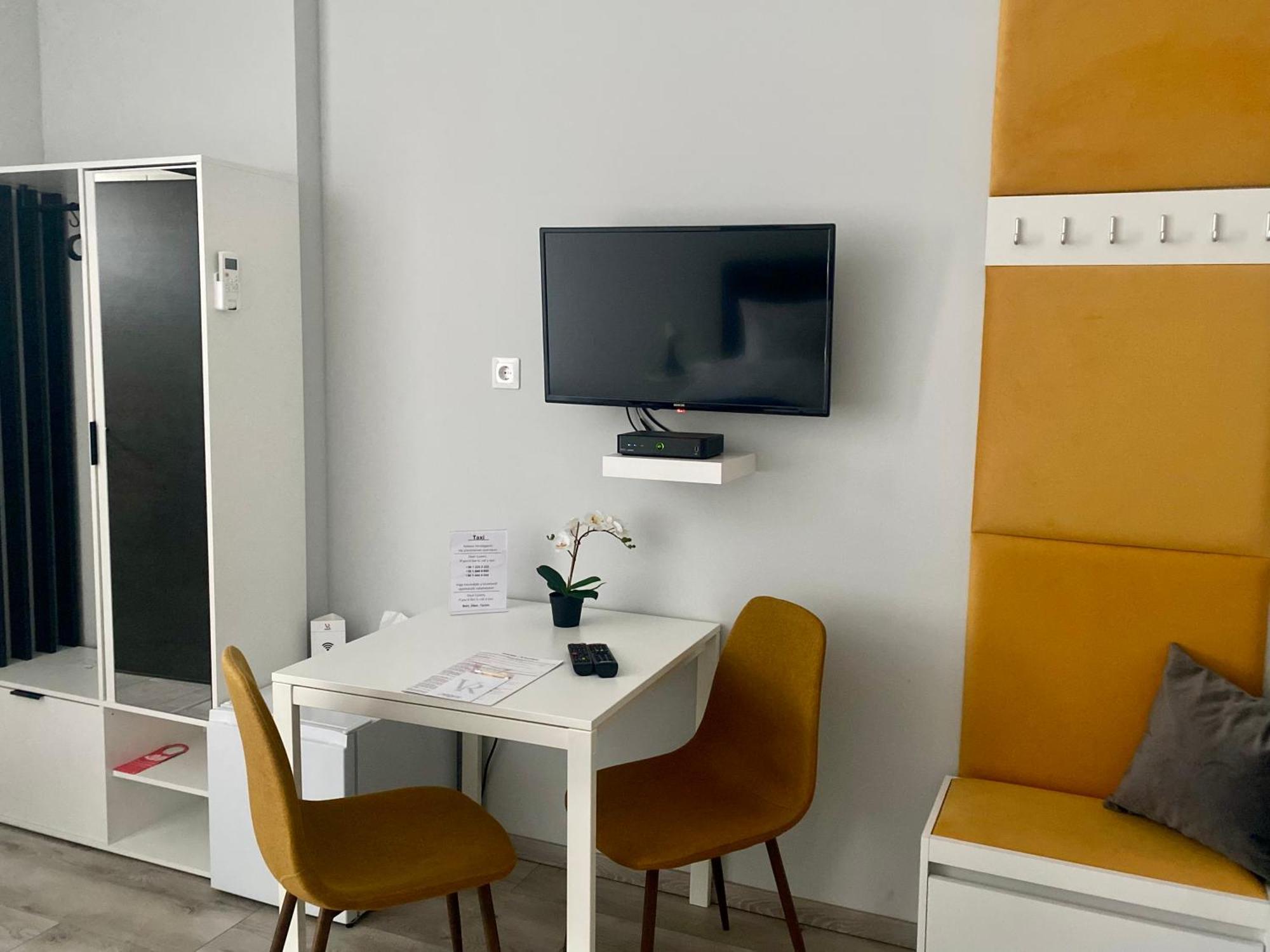Vecsesi Rendezvenykoezpont Es Panzio Bed & Breakfast Екстериор снимка