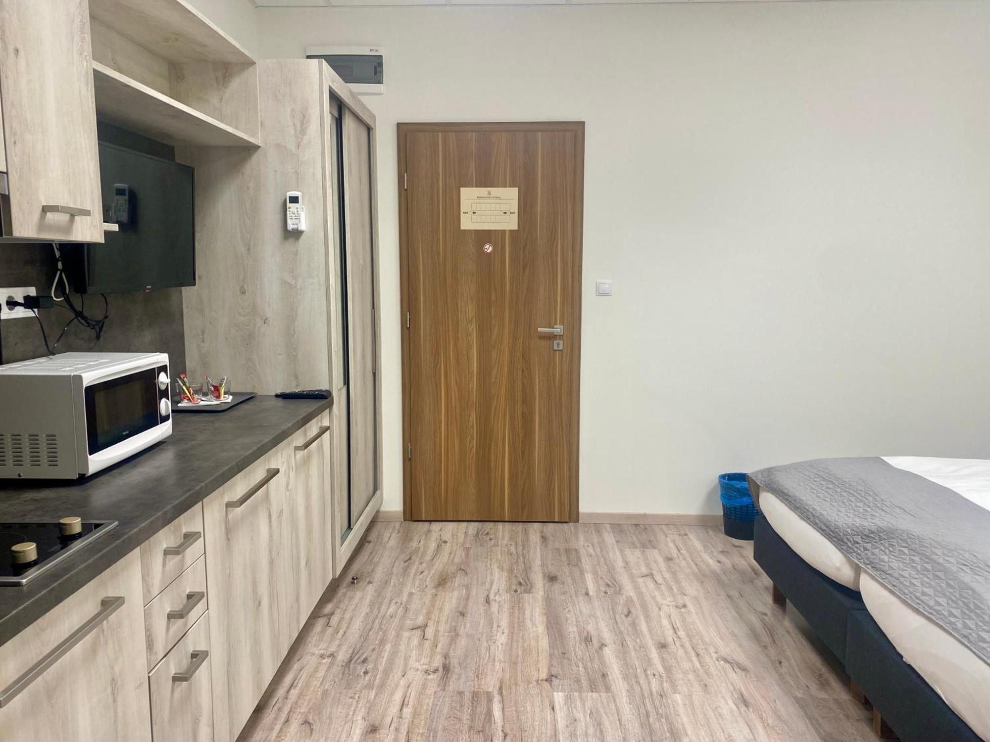 Vecsesi Rendezvenykoezpont Es Panzio Bed & Breakfast Екстериор снимка