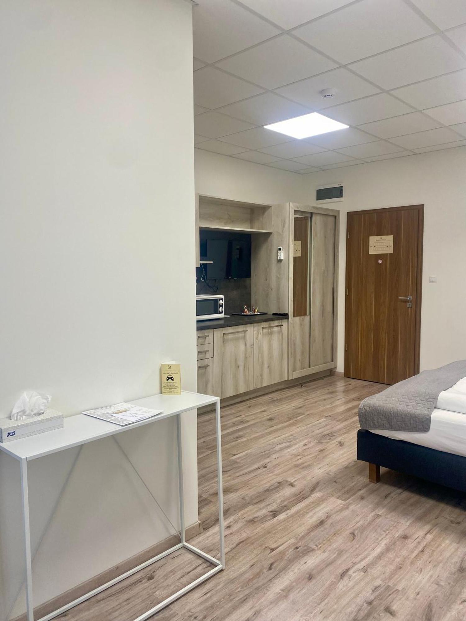 Vecsesi Rendezvenykoezpont Es Panzio Bed & Breakfast Екстериор снимка